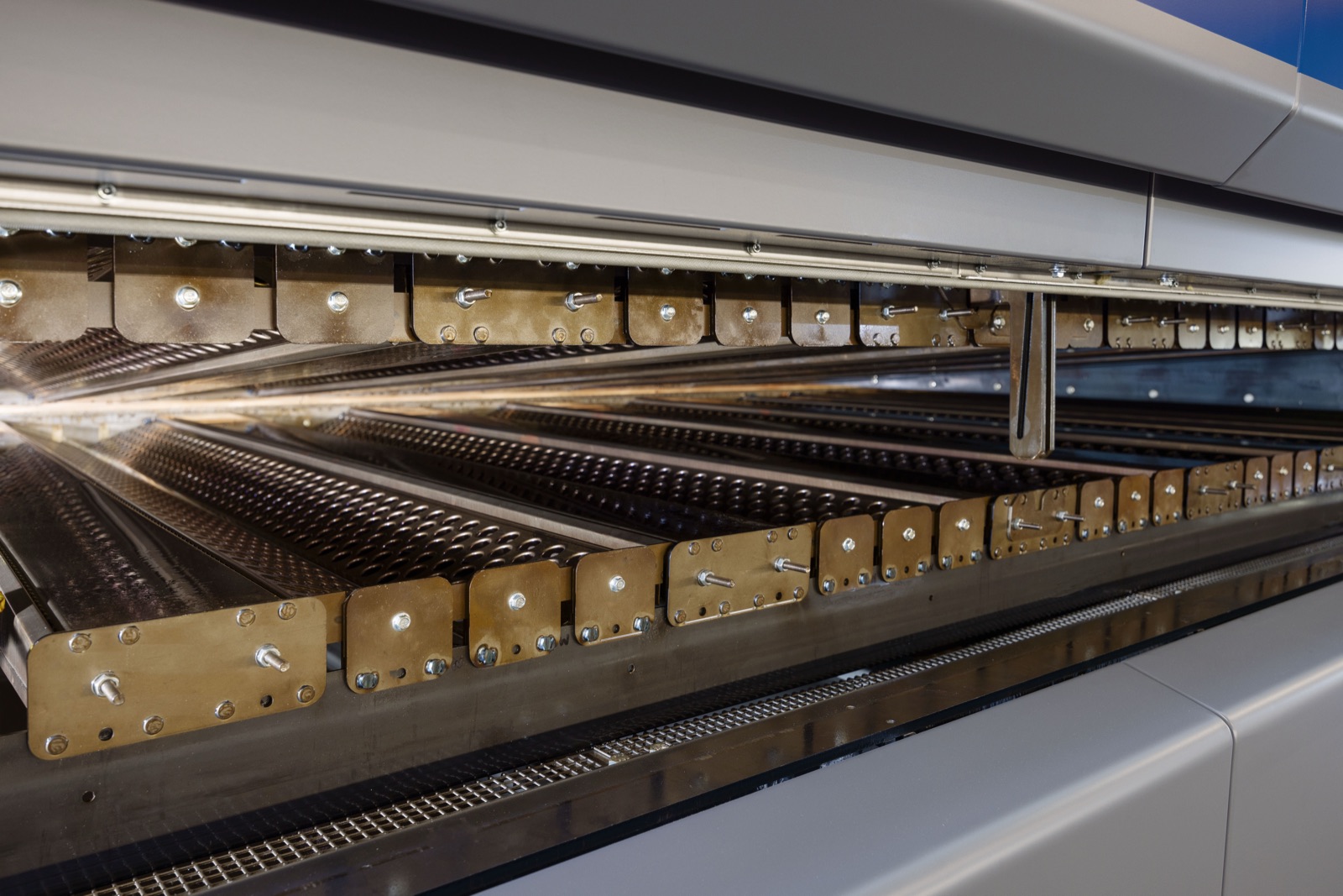 Convection drying oven — interior nozzle array