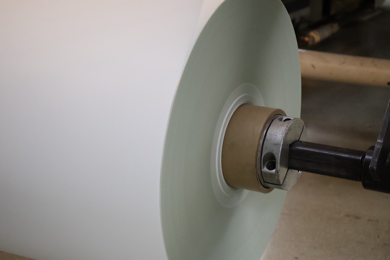 Well-wound roll with straight edges